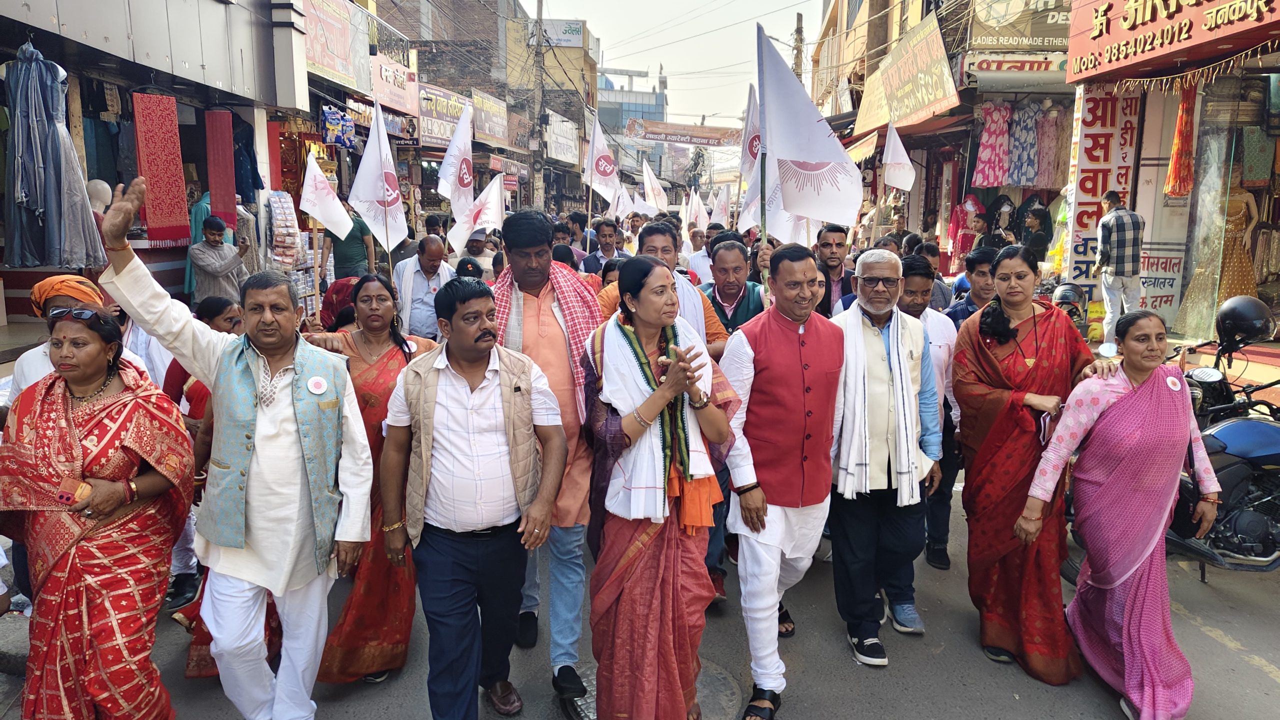 धनुषा–३ मा चुनावी सरगर्मी ः जुलीकुमारी महतोको बजार केन्द्रित घरदैलो